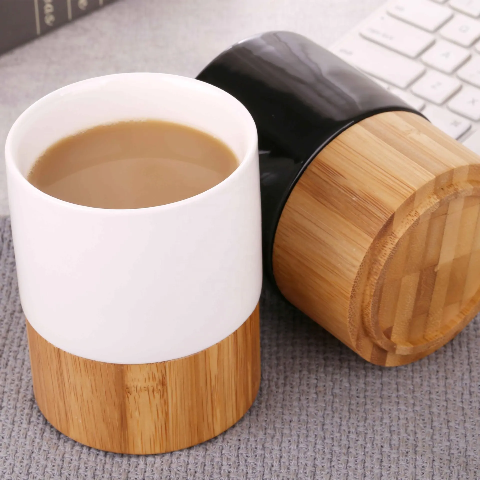 新しいホットセール白と黒の再利用可能なティーミルクセラミックマグカスタムロゴ磁器コーヒーカップ竹底付き