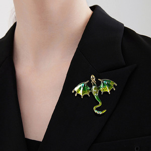 Broche Retrô de Liga Metálica com Dragão Voador Estilo Gota de Óleo, Acessório Personalizado Masculino para Terno e Casaco, Novo Lançamento Transfronteiriço com Efeito Gotejante - Product Image 4