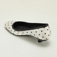 Vente en gros OEM ODM Escarpins habillés à bout pointu et talon bas pour femmes, à enfiler, à pois, fournisseur de marque privée, vente en gros pour détaillants