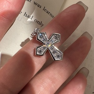 Colgante de Cruz de Plata Pura S925 de Diseño Vintage, Estilo Lujoso con Incrustaciones de Circonita, Forma Geométrica Simple y Moderna - Product Image 4