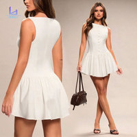 Robe mini blanche sans manches pour femme, coupe trapèze, col rond, de haute qualité, conçue sur mesure par le fabricant Huili pour les femmes de bureau.