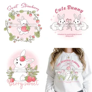 Transferts thermocollants DTF lavables à presser pour sweat-shirts, motif Lapin rose mignon aux fleurs de fraise épanouies - Product Image 1
