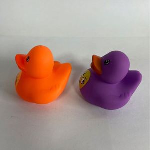 Patitos de Goma de PVC de 2 Pulgadas al por Mayor, Patitos Amarillos con Expresiones, Juguetes de Baño para Entretenimiento en Piscinas Infantiles - Product Image 3