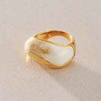 Massiver Wasserdichter 18K PVD-Vergoldeter Edelstahl Unregelmäßiger Kurvenförmiger Creme-Marmorierter Harz-Statement-Ring Modisches Accessoire