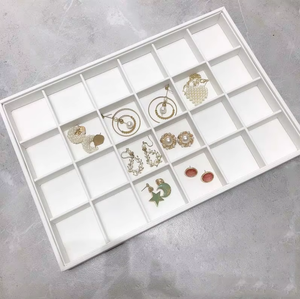 Plateau de présentation élégant en cuir PU blanc pour bagues, plateau à bijoux en flanelle multi-emplacements pour exposition de bagues et boucles d'oreilles et rangement quotidien - Product Image 5