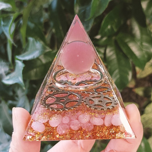 Pyramide en résine époxy avec cristaux de pierre, ornement de bureau, décoration d'aquarium, design engrenage en quartz rose œil de chat rose - Product Image 4