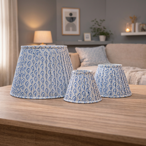 Abat-jour en viscose et lin avec motif géométrique en forme de cœur bleu |   Abat-jour plissé en tissu imprimé blanc et bleu |   Table décorative, sol - Product Image 3