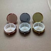 100 pièces Boîte à pilules ronde en métal avec logo personnalisé Prête à être expédiée Boîte à médicaments à 3 compartiments Boîte à pilules