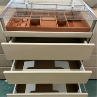 Luxe moderne pour vitrine à vêtements avec dessus en verre, montage facile et options personnalisées