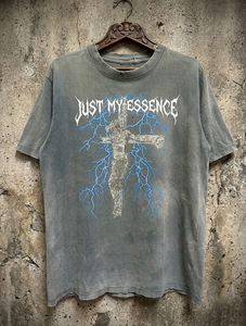 Camiseta Gótica Oversize para Hombre, Manga Corta, Cuello Redondo, Algodón Jersey, Estampado Frontal con Logo, Estilo Desgastado - Product Image 1