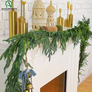 인공 크리스마스 화환 노퍽 소나무 화환 휴일 실내 맨틀 장식을위한 인공 가짜 녹지 화환