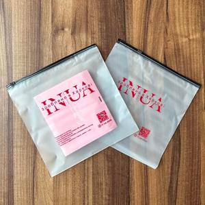 Sac à fermeture éclair en CPE biodégradable réutilisable pour l'emballage de vêtements pour bébés avec finition mate givrée personnalisée et utilisation de fourrure - Product Image 3