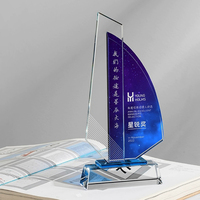 Trophée en verre de cristal optique en forme de bateau à voile personnalisé avec MH-NJ0384 de base bleue