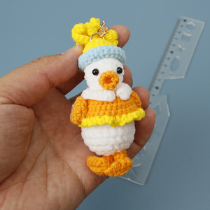 Llavero <span class=keywords><strong>de</strong></span> pato <span class=keywords><strong>de</strong></span> ganchillo hecho a mano, lindo pato <span class=keywords><strong>de</strong></span> punto con sombrero amarillo, colgante <span class=keywords><strong>de</strong></span> animal <span class=keywords><strong>de</strong></span> hilo suave para bolso, dulce regalo artesanal - Product Image 4