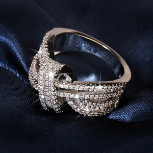 Anello con Design a Nastro Traforato per Donne - Product Image 3