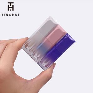 Magnifique tube de gloss à lèvres carré avec pinceau, impression de logo, dégradé de couleurs blanc, rose, violet - Product Image 4