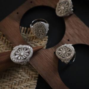 Bague en argent pur S925 de style vintage italien avec diamant en forme de marguerite, taille radiant, entièrement sertie de diamants, fleurs évidées, bague pour l'index - Product Image 1