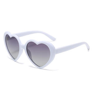 Vente chaude femmes Design de mode PC lunettes de soleil dégradé de couleur coeur UV400 <span class=keywords><strong>TAC</strong></span> lunettes de soleil polarisées - Product Image 4