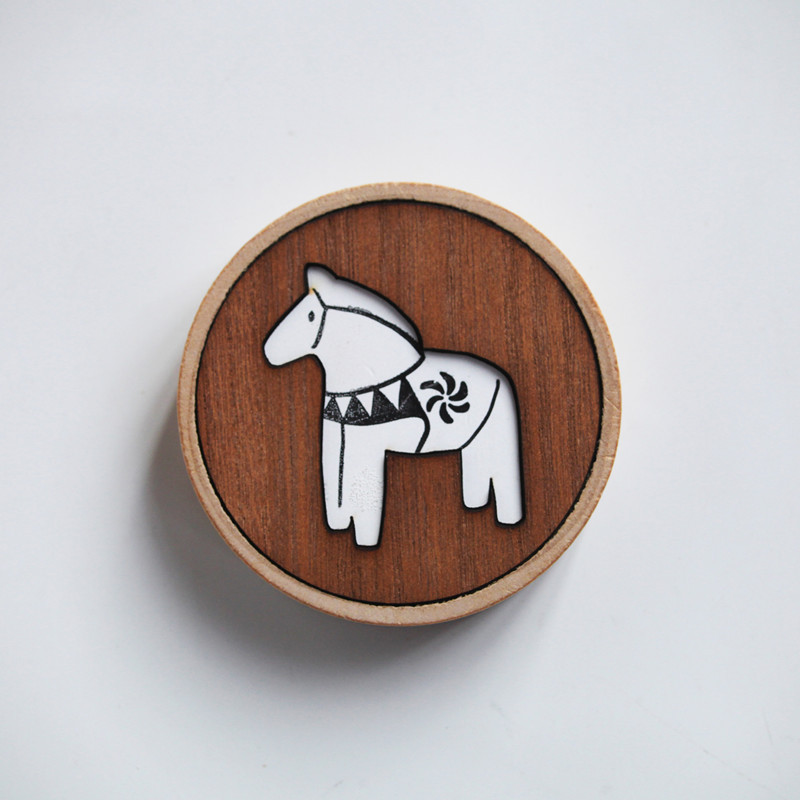 cheval couleur bois