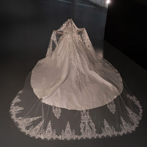 Robe de mariée moderne Gt133, nouvelle collection, grande traîne, style français, faite main, haut de gamme, en satin avec appliques, longueur ras du sol, traîne chapelle, dos nu - Product Image 4