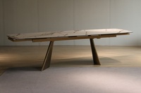 Meubles de salle à manger modernes et luxueux sur mesure avec pieds en métal et plateau en verre trempé, pliable pour plus de 10 places