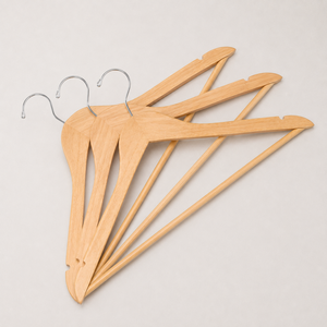 Cintres en bois naturel personnalisés avec logo, robustes, avec barre transversale pour pantalons, fabriqués au Vietnam - Product Image 5