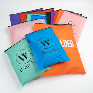 Sacs d'emballage translucides personnalisés avec logo, givrés, à fermeture éclair, noirs, en plastique, pour vêtements, t-shirts et maillots de bain - Product Image 2