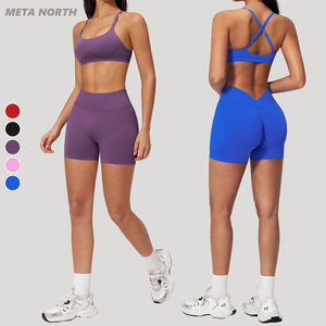Completo Sportivo <span class=keywords><strong>Donna</strong></span> 2 Pezzi Seamless: Reggiseno Modellante a V con Spalline Incrociate Regolabili in Nylon Spandex e Shorts a Vita Alta con Dettagli Arricciati - Product Image 1