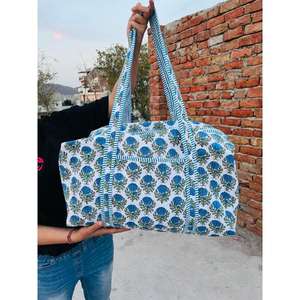 Cubrecama de algodón Kantha con diseño pensado, con influencia de estampados culturales y textura suave para un hogar relajado y acogedor. - Product Image 1