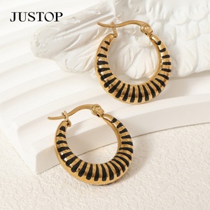 Diseñador 18K chapado en oro Vintage epoxi Acero inoxidable declaración pendientes C en forma de aro con gancho para las mujeres para la fiesta - Product Image 4