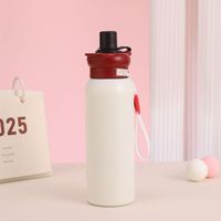 Bouteille d'eau sportive en acier inoxydable à double paroi isolée sous vide avec sangle de transport, couvercle anti-fuite et bec verseur, gourde isotherme pour la salle de sport