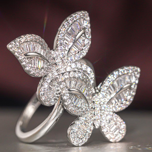 Anello con Doppia Farfalla e Cristalli per Donne, Elegante e Delicato Accessorio di Moda per Uso Quotidiano - Product Image 3