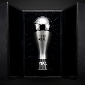 Trofeo de Metal Plateado de Lujo con Bola 3D en la Parte Superior, Premio Deportivo Grabado Personalizado para <span class=keywords><strong>el</strong></span> <span class=keywords><strong>Mejor</strong></span> <span class=keywords><strong>Jugador</strong></span> del Año, Premio de Reconocimiento de Alta Calidad - Product Image 3