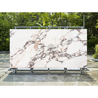Table basse en marbre naturel poli moderne KT Interior avec des designs Bianco Venato et Calacatta Veneto Jazz