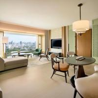 Meubles de suite d'hôtel de luxe : Cadre de lit en tissu moelleux, banc de lit rembourré, banquette de fenêtre, ensembles pour l'hôtellerie commerciale