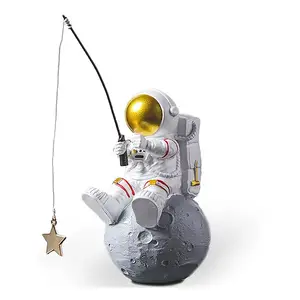 真人大小宇航员钓鱼明星雕像树脂太空人雕像可爱太空人星球书桌装饰