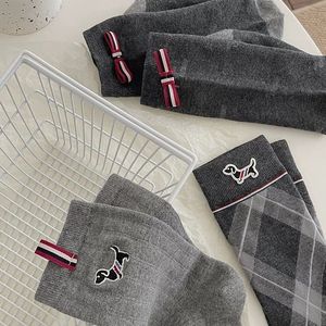 Calcetines de media pantorrilla para mujer, color gris, con estampado de perro, transpirables, absorbentes del sudor, de poliéster, estilo juvenil - Product Image 1