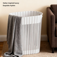 Panier de rangement en plastique ajouré respirant avec poignée en cuir portable pour la lessive, idéal pour l'organisation de la salle de bain et de la chambre