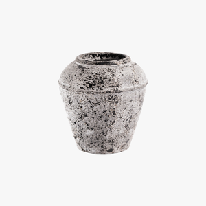 Este jarrón de cerámica blanca con manchas de estilo vintage, con un acabado desgastado y un encantador diseño de urna floral para una elegancia rústica. - Product Image 1