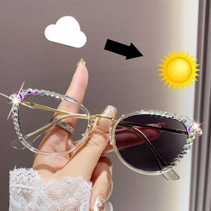 Lunettes photochromiques décoratives à monture œil de chat en diamant coloré avec verres anti-lumière bleue à changement de couleur - Product Image 2