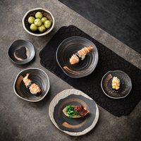 Assiettes plates japonaises uniques et modernes en argile noire pour servir, idéales pour les desserts, les sushis, les plats de restaurant