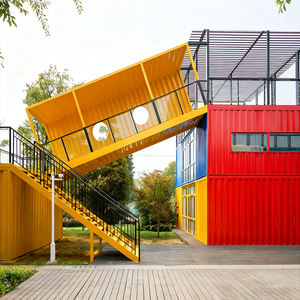 Containers Creëren Caféwinkel Op De Hoek Van De Straat En Eetstraten In Industriële Stijl In De Stad - Product Image 2