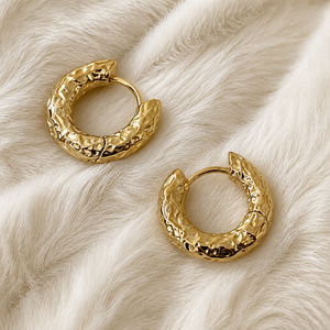 Boucles d'oreilles créoles Huggie massives en forme de C, plaquées or, à texture martelée, pour femmes, OEM ODM, vente en gros - Product Image 3