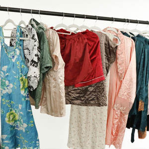 <span class=keywords><strong>Ropa</strong></span> usada de segunda mano <span class=keywords><strong>para</strong></span> <span class=keywords><strong>mujer</strong></span>, pijamas de seda <span class=keywords><strong>para</strong></span> <span class=keywords><strong>mujer</strong></span>, proveedor al por mayor, fardos mixtos a granel, <span class=keywords><strong>ropa</strong></span> <span class=keywords><strong>para</strong></span> adultos - Product Image 1