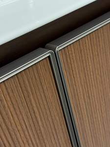 Gabinete de Baño Flotante de Tres Puertas con Acabado de Madera, con Bordes Metálicos, Apto para Casas y Apartamentos - Product Image 3