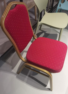 Chaise de banquet de luxe avec cadre en aluminium doré |   Chaise d'événement de mariage en velours rouge pour hôtel, vente en gros - Product Image 2