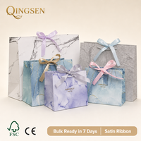 Sacs de shopping en papier imprimé marbre gris de luxe personnalisés avec ruban en satin et poignées torsadées pour boutiques et commerces de détail