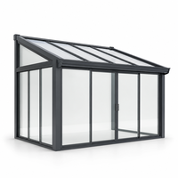 Solarium architectural à double étage en verre, avec plafond haut et structure lourde en acier et aluminium