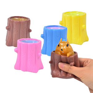 Taza de Ardilla Mágica, Juguete de Peluche para Apretar, Divertido y Novedoso, con Forma de Tronco de Árbol, 4 Colores Surtidos, 7*6.5cm - Product Image 5