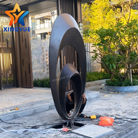 Grande sculpture d'extérieur en acier inoxydable, sculpture urbaine, anneau abstrait en acier inoxydable avec éclairage LED, statue